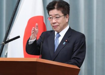 Vacinas contra COVID-19 da Pfizer recém-chegadas ao Japão estão em segurança, segundo chefe do gabinete do governo