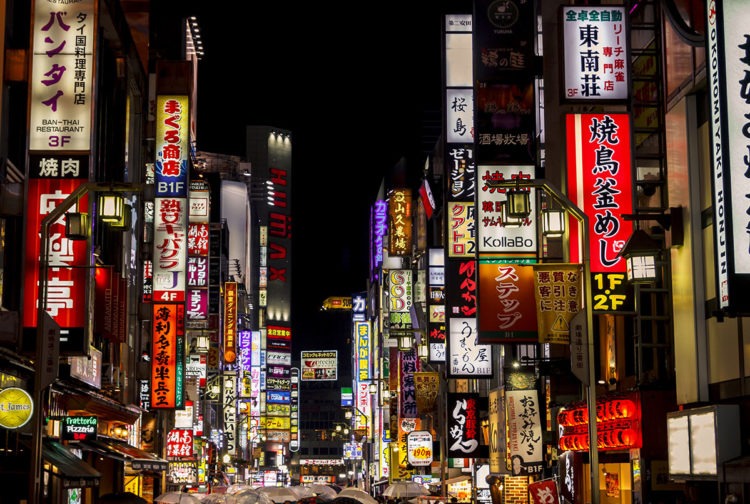 Tóquio ordena estabelecimentos a reduzirem horário de funcionamento para conter coronavírus