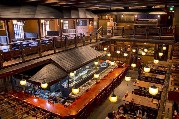 Devido restrições de horário de funcionamento, rede de restaurante processa Governo de Tóquio