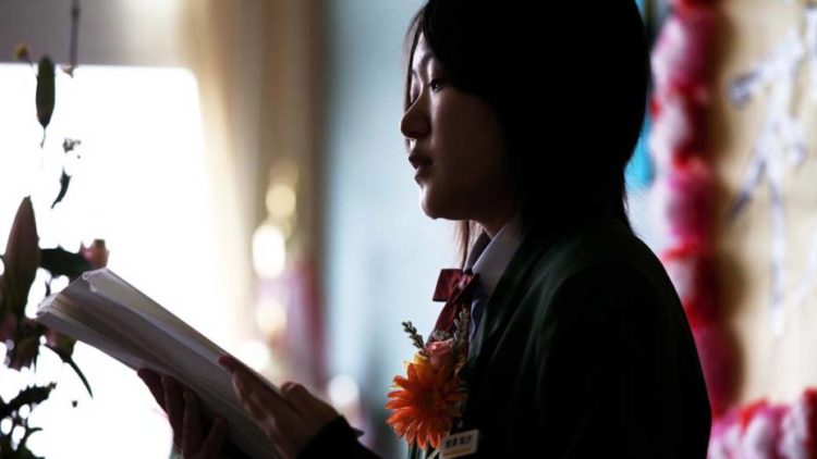 Escolas de graduação ganham certificado gigante para cerimônia de formatura em uma cidade japonesa