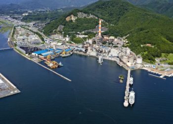 Mais de 20 carros danificados devido explosão em fábrica de cimento em Saitama