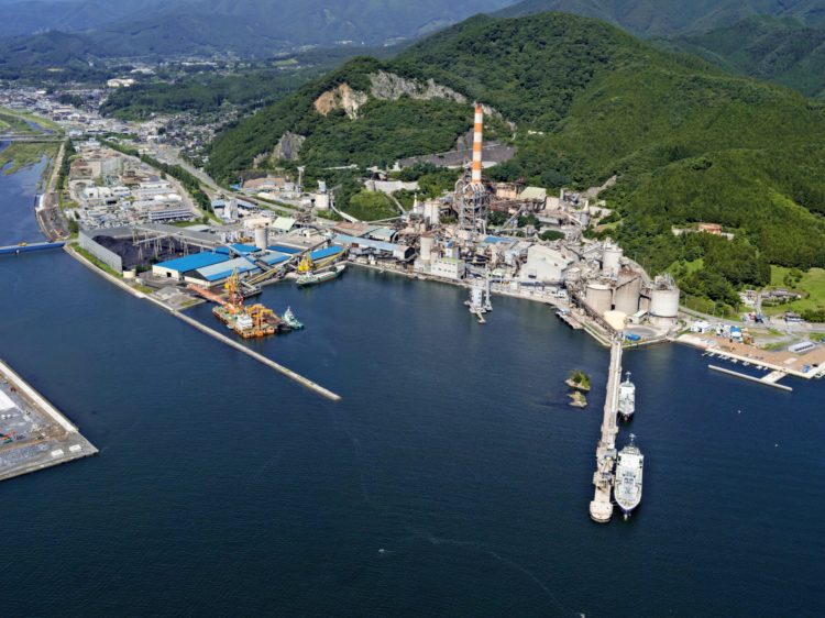 Mais de 20 carros danificados devido explosão em fábrica de cimento em Saitama