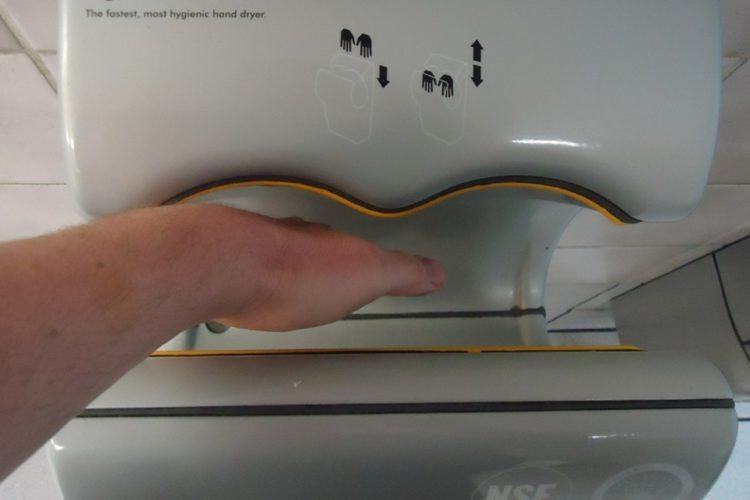 Citando baixo risco de propagação do covid-19, lobby comercial do Japão suspende proibição do uso de secador de mãos