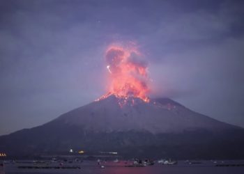 vulcão entra em erupção no sudoeste do Japão