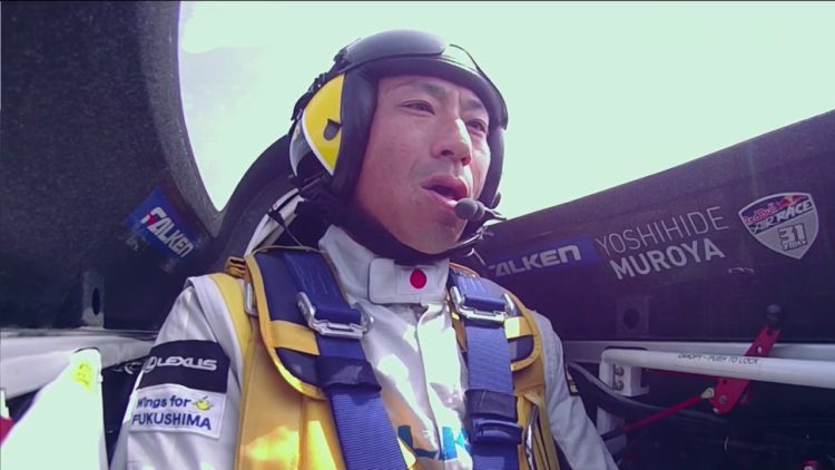 Para levantar o ânimo trilhas de vapor de aviões desenham rostos sorridentes acima de Tóquio