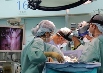 1º transplante pulmonar do mundo com doadores vivos em paciente de coronavírus é realizado em Hospital Japonês