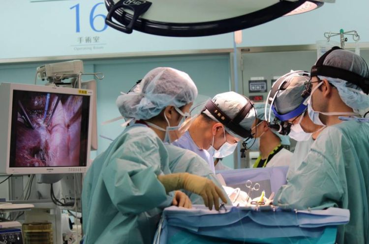 1º transplante pulmonar do mundo com doadores vivos em paciente de coronavírus é realizado em Hospital Japonês