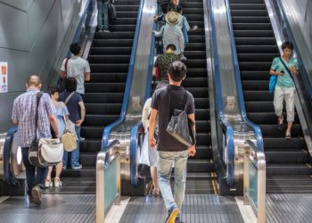 Saitama: proíbe oficialmente andar ou correr em escadas rolantes