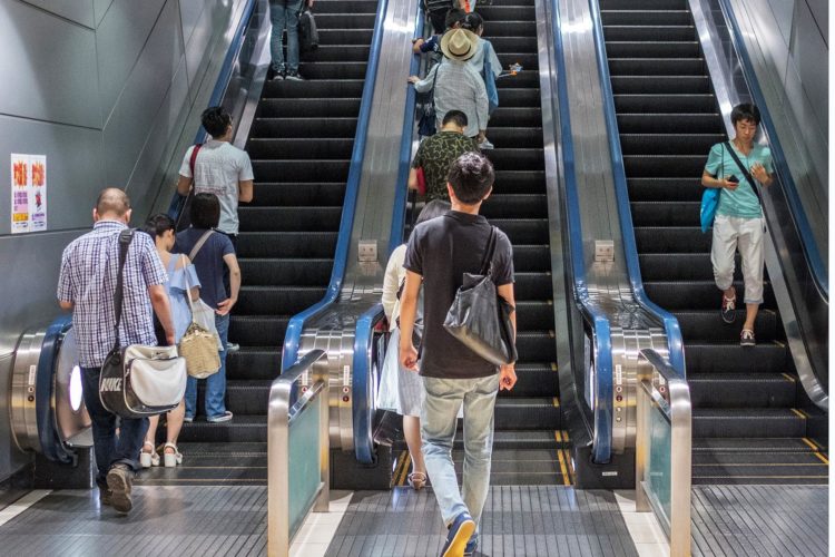 Saitama: proíbe oficialmente andar ou correr em escadas rolantes