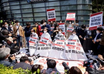 Em protesto contra o plano de liberação de água de Fukushima, estudantes raspam a cabeça