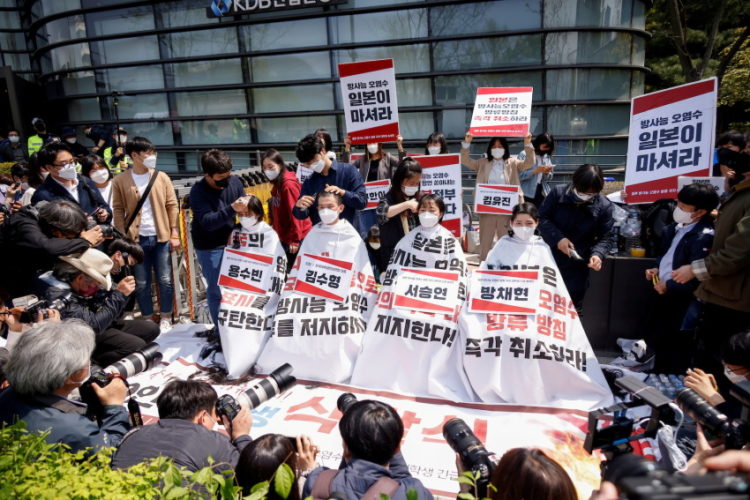 Em protesto contra o plano de liberação de água de Fukushima, estudantes raspam a cabeça