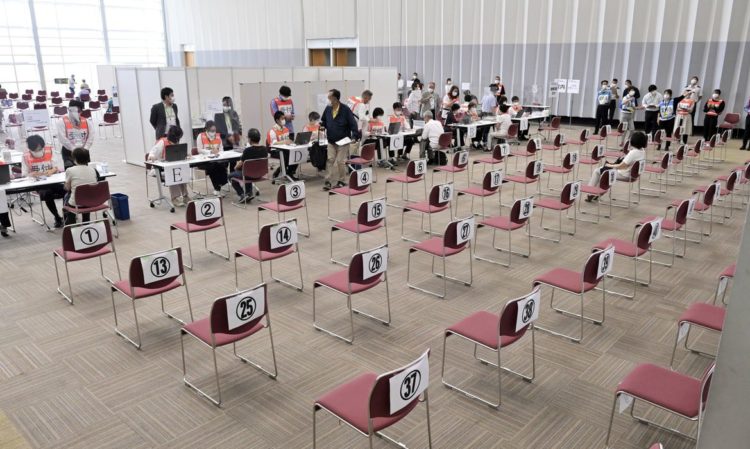 Postos de vacinação em massa são inaugurados em Tóquio e Osaka