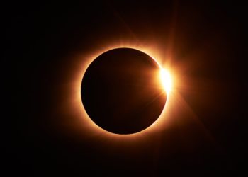 Eclipse lunar e superlua são vistos no Japão