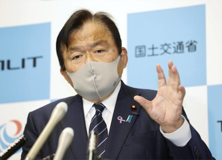 Ministro Japonês, visita locais montados para vacinação contra-19 em funcionários no aeroporto de Haneda