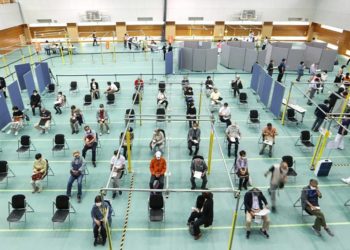 A segunda dose de imunizante contra o covid-19, começam a ser distribuídas nos centros de vacinação em massa no Japão