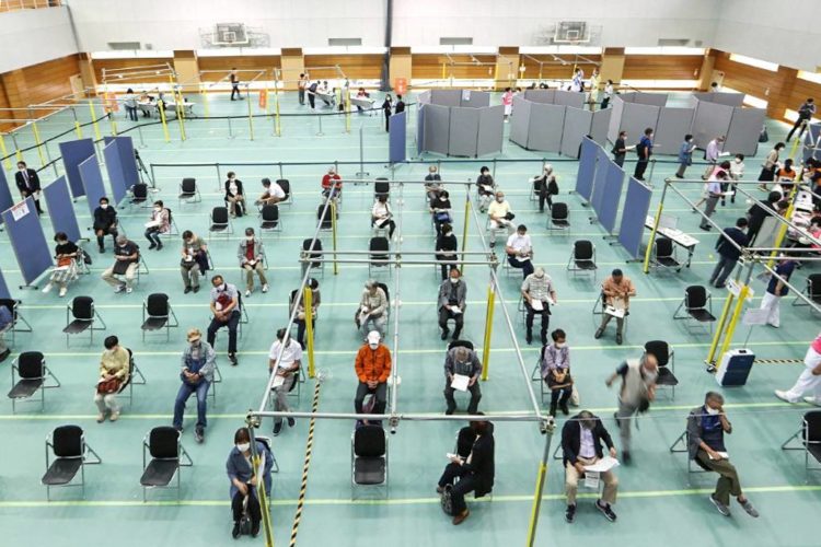 A segunda dose de imunizante contra o covid-19, começam a ser distribuídas nos centros de vacinação em massa no Japão