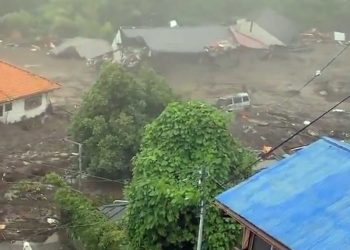 Equipes de resgate buscam por desaparecidos em deslizamento de terra causado pela chuva no Japão