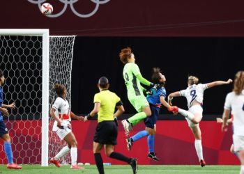 Falha pelo alto da goleira da seleção japonesa leva Grã-Bretânha às quartas de final do futebol feminino