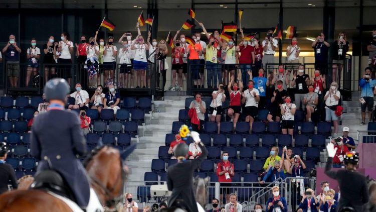 Delegações barulhentas representam torcedores na Olimpíada de Tóquio
