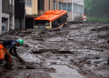 Deslizamento de terra deixa 19 desaparecidos e cerca de 200 casas sem eletricidade em Atami no Japão