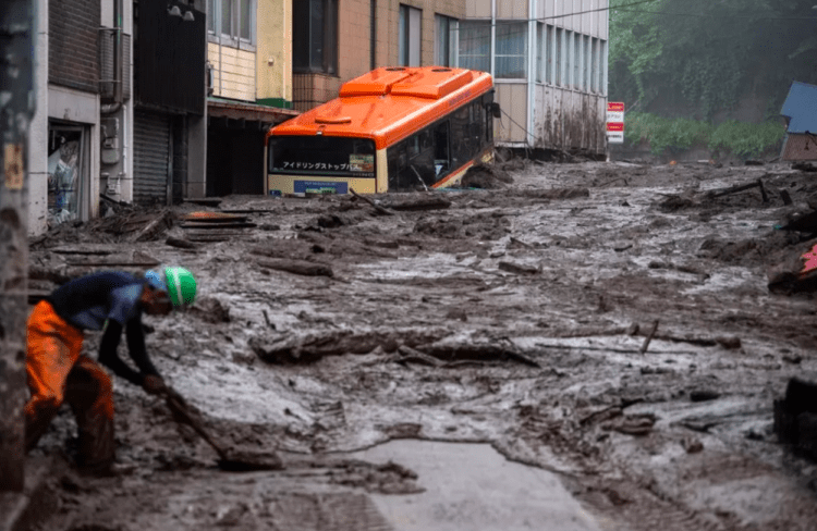 Deslizamento de terra deixa 19 desaparecidos e cerca de 200 casas sem eletricidade em Atami no Japão