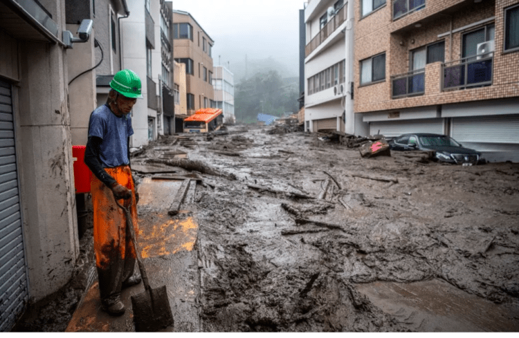 Deslizamento de terra deixa 19 desaparecidos e cerca de 200 casas sem eletricidade em Atami no Japão