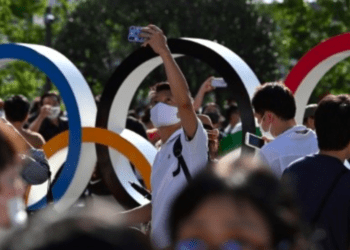 Multidões se reúnem do lado de fora do estádio em apoio a cerimônia de abertura dos Jogos Olímpicos