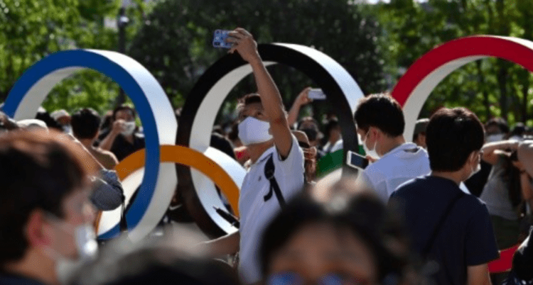 Multidões se reúnem do lado de fora do estádio em apoio a cerimônia de abertura dos Jogos Olímpicos