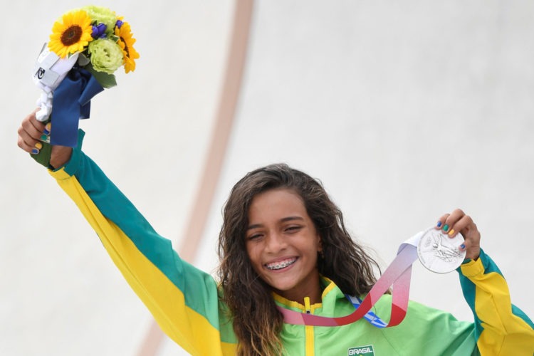 Aos 13 anos, Rayssa Leal conquista prata no skate e faz história nas Olimpíadas