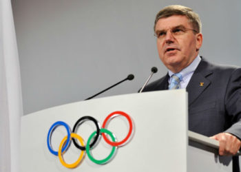 Presidente da COI desembarca em Aeroporto Internacional de Haneda em Tóquio