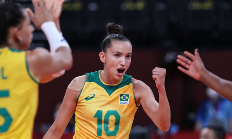 Brasil vence o Japão, mas perde Macris lesionada no vôlei feminino