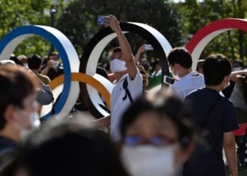 Multidões se reúnem do lado de fora do estádio em apoio a cerimônia de abertura dos Jogos Olímpicos