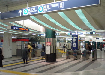 Ataque com ácido, deixa dois feridos em estação de metrô de Tóquio