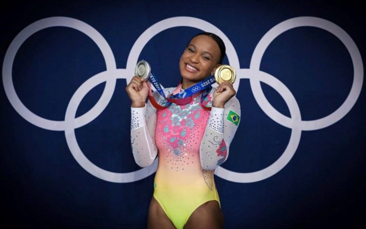 Um passo separou Rebeca Andrade de uma terceira medalha olímpica em Tóquio.