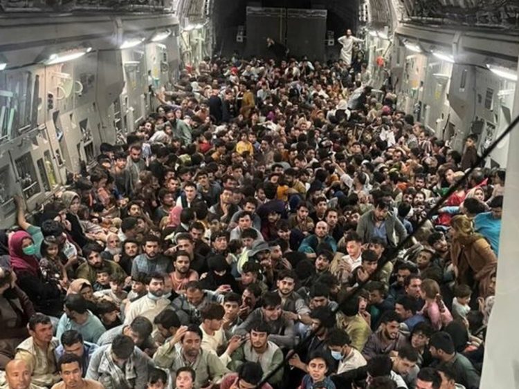 Como um avião para 134 pessoas conseguiu voar com 823?