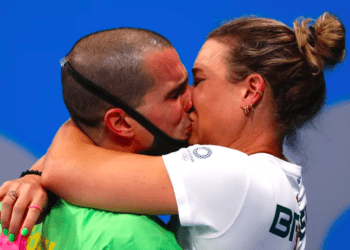 Bruno Fratus comemora bronze nos 50m livre com beijo na esposa na Olimpíada de Tóquio 2020