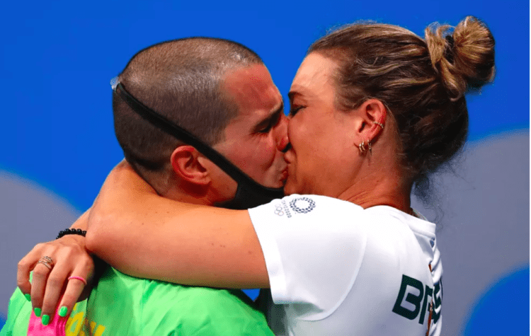 Bruno Fratus comemora bronze nos 50m livre com beijo na esposa na Olimpíada de Tóquio 2020
