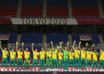 Jogadores da Seleção Brasileira sobe ao pódio sem agasalho e deixa COB irritado