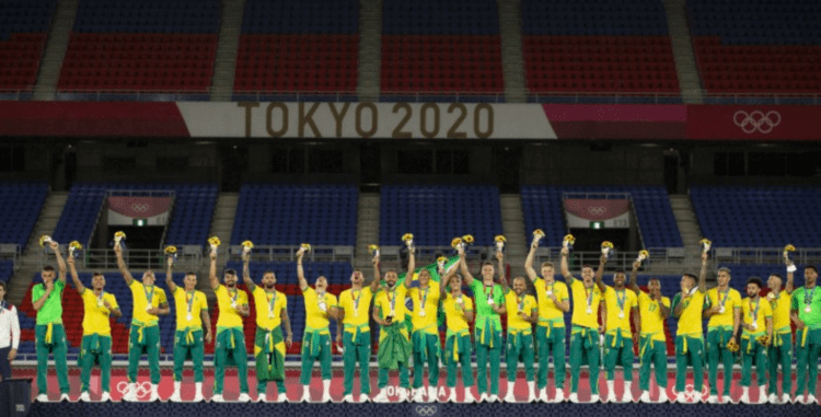 Jogadores da Seleção Brasileira sobe ao pódio sem agasalho e deixa COB irritado