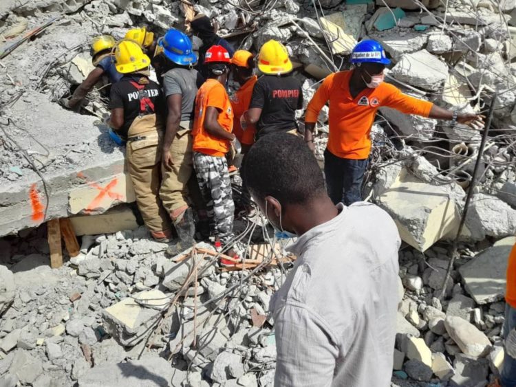 Sobe para quase 2 mil o número de mortos em terremoto no Haiti