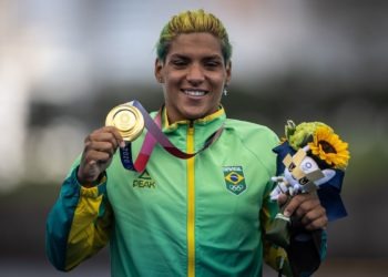 Ana Marcela Cunha fatura o ouro na maratona aquática de 10km