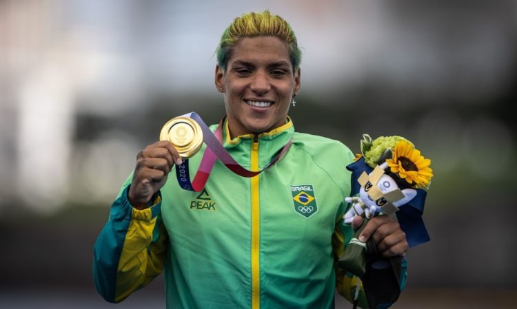 Ana Marcela Cunha fatura o ouro na maratona aquática de 10km