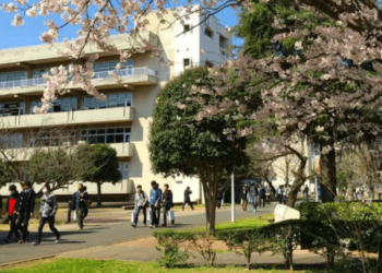 Promotores investigam uma das maiores universidades do Japão por suspeita de fraude