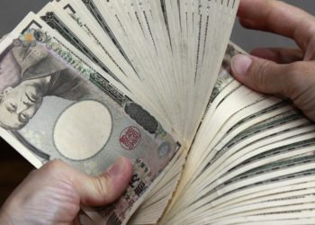 Iene com a menor cotação em 4 anos