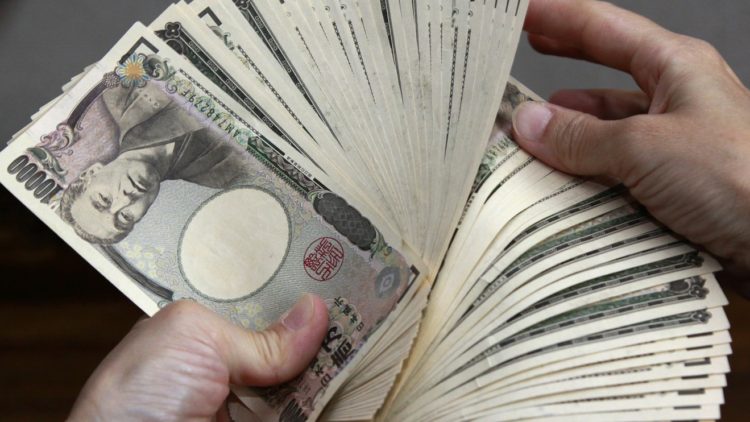 Iene com a menor cotação em 4 anos