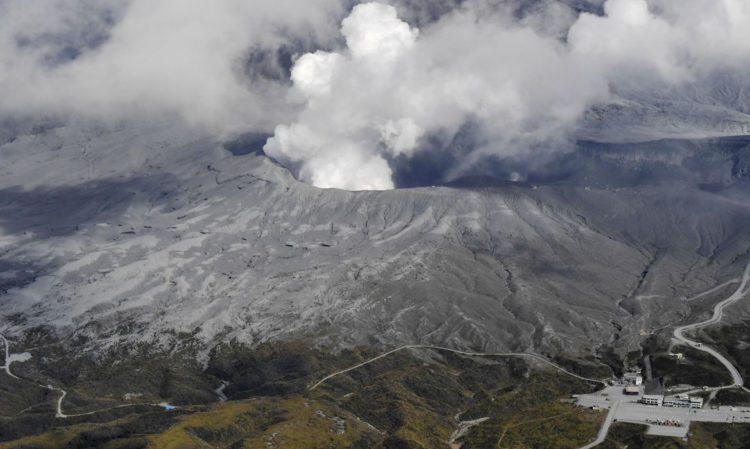 Monte Aso, no Japão, entra em erupção