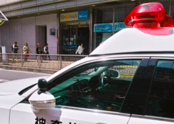 Operador de empilhadeira é preso por dirigir embriagado e colidir em caminhão