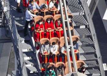 Queda de energia no Universal Studios Japan deixa dezenas de passageiros da montanha-russa