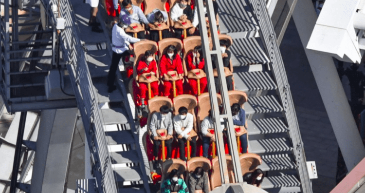 Queda de energia no Universal Studios Japan deixa dezenas de passageiros da montanha-russa