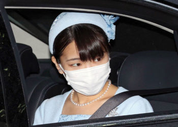 Princesa Mako visita imperador emérito e imperatriz emérita